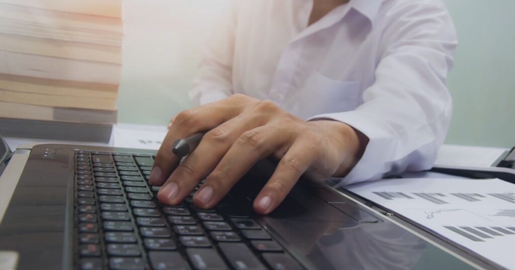 Asiantuntija hyödyntää tekoälyä työssään tietokoneella.