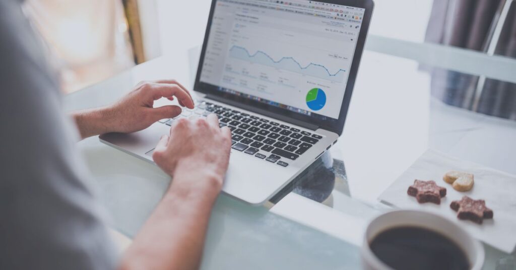 Google Ads remarketing mainonta tietokoneella ja mobiilissa