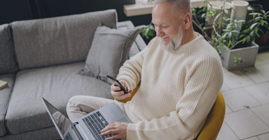 Verkkosivukävijä näkee remarketing-mainoksen myöhemmin mobiilissa