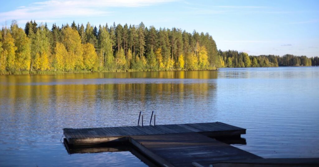 Kesäinen laituri järven rannalla symboloimassa palkkahallinnon osaamisen kehittämistä, syksyyn valmistautumista ja kouluttautumista rauhallisessa ympäristössä.